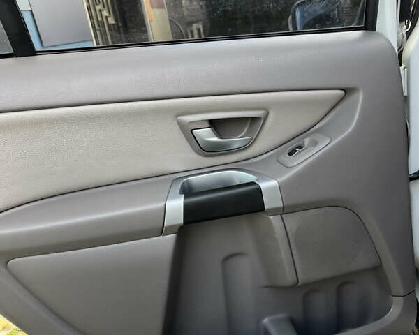 Белый Вольво ХС90, объемом двигателя 2.4 л и пробегом 375 тыс. км за 12500 $, фото 31 на Automoto.ua