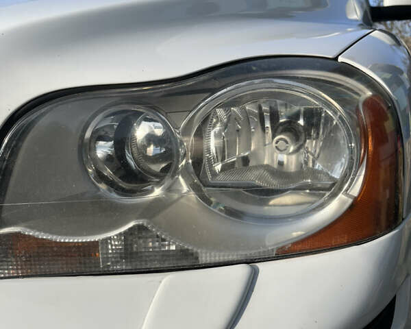 Белый Вольво ХС90, объемом двигателя 2.4 л и пробегом 375 тыс. км за 12500 $, фото 14 на Automoto.ua