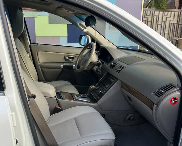 Белый Вольво ХС90, объемом двигателя 2.4 л и пробегом 375 тыс. км за 12500 $, фото 22 на Automoto.ua