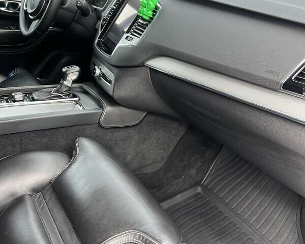 Белый Вольво ХС90, объемом двигателя 1.97 л и пробегом 300 тыс. км за 22900 $, фото 9 на Automoto.ua