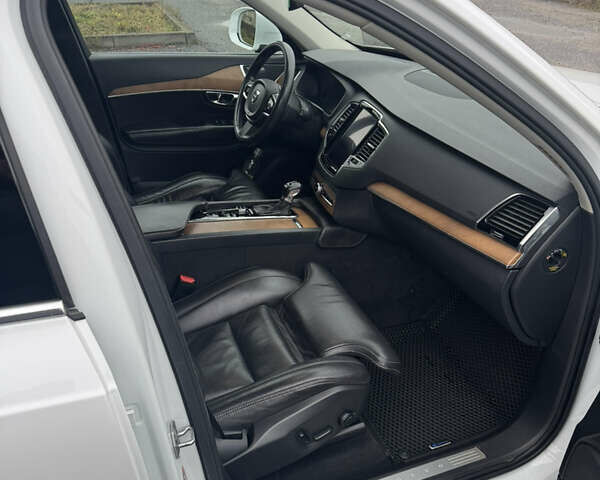 Белый Вольво ХС90, объемом двигателя 1.97 л и пробегом 176 тыс. км за 31999 $, фото 13 на Automoto.ua