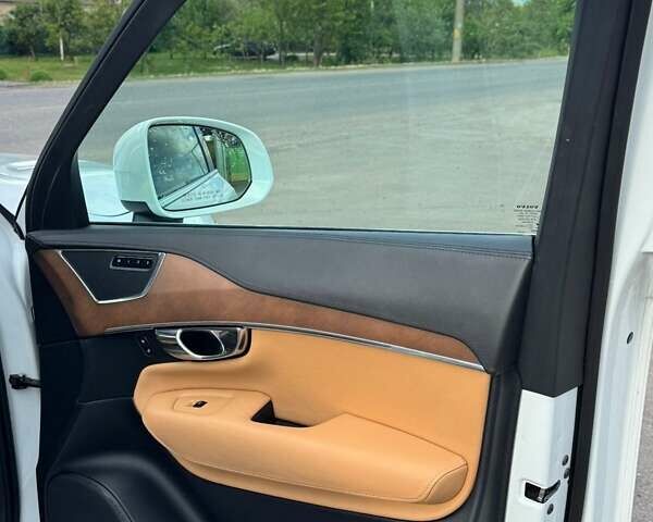 Белый Вольво ХС90, объемом двигателя 2 л и пробегом 118 тыс. км за 31000 $, фото 22 на Automoto.ua
