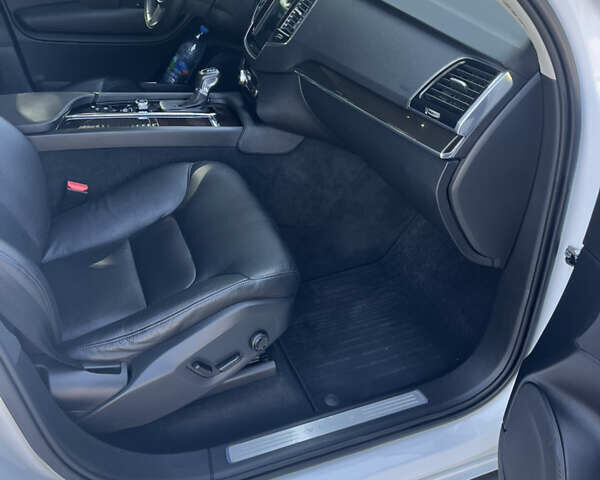 Белый Вольво ХС90, объемом двигателя 1.97 л и пробегом 69 тыс. км за 39000 $, фото 13 на Automoto.ua