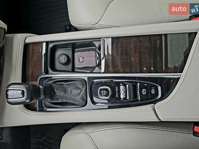 Белый Вольво ХС90, объемом двигателя 1.97 л и пробегом 176 тыс. км за 33950 $, фото 79 на Automoto.ua