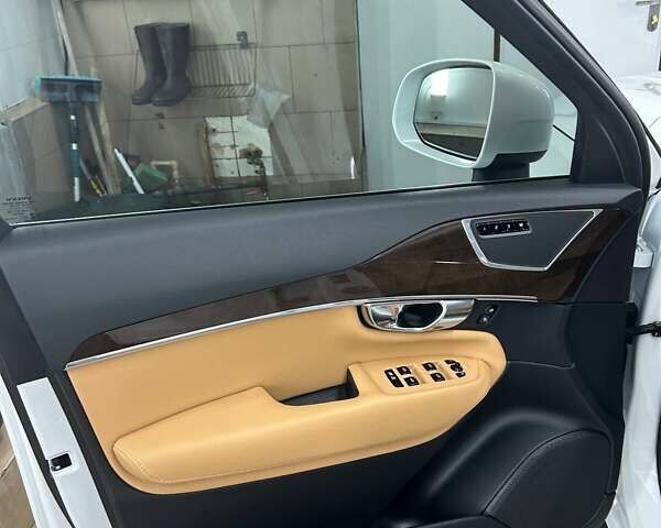 Белый Вольво ХС90, объемом двигателя 1.97 л и пробегом 149 тыс. км за 32400 $, фото 15 на Automoto.ua