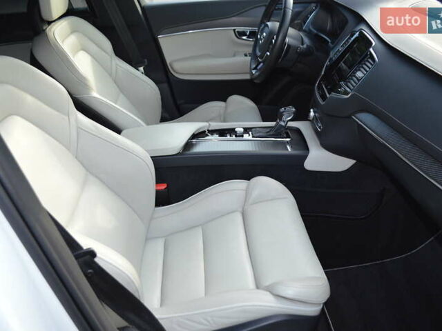 Белый Вольво ХС90, объемом двигателя 1.97 л и пробегом 102 тыс. км за 41000 $, фото 51 на Automoto.ua