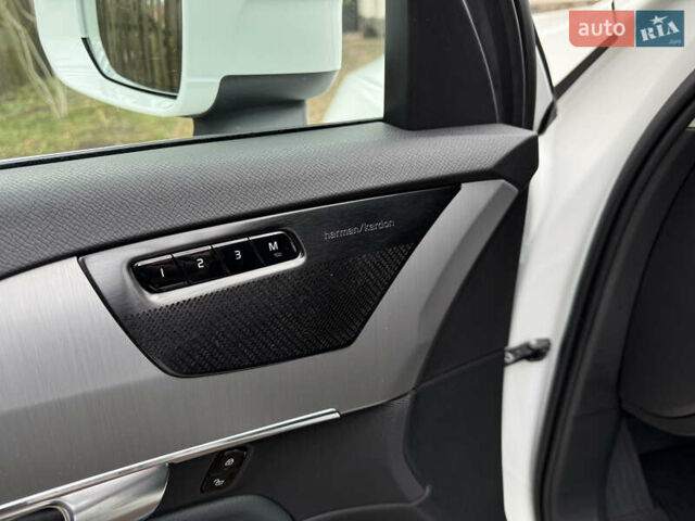 Белый Вольво ХС90, объемом двигателя 2 л и пробегом 145 тыс. км за 38400 $, фото 85 на Automoto.ua