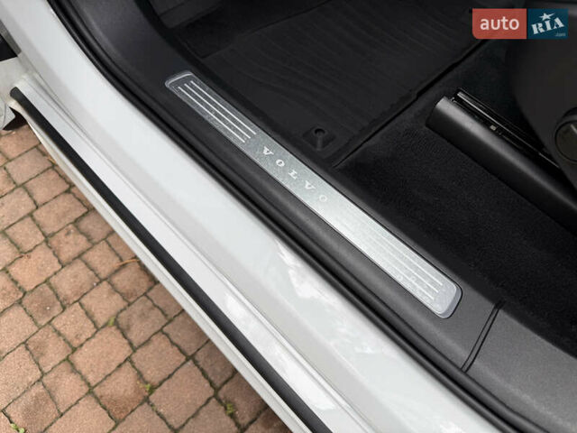 Белый Вольво ХС90, объемом двигателя 2 л и пробегом 145 тыс. км за 38400 $, фото 88 на Automoto.ua
