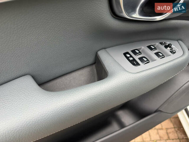 Белый Вольво ХС90, объемом двигателя 2 л и пробегом 145 тыс. км за 38400 $, фото 87 на Automoto.ua