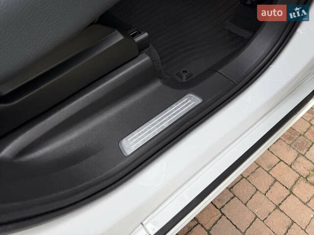 Белый Вольво ХС90, объемом двигателя 2 л и пробегом 145 тыс. км за 38400 $, фото 153 на Automoto.ua