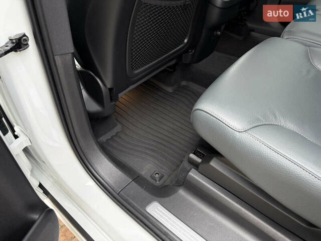 Белый Вольво ХС90, объемом двигателя 2 л и пробегом 145 тыс. км за 38400 $, фото 123 на Automoto.ua