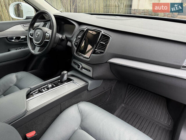 Белый Вольво ХС90, объемом двигателя 2 л и пробегом 145 тыс. км за 38400 $, фото 166 на Automoto.ua