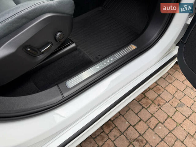Белый Вольво ХС90, объемом двигателя 2 л и пробегом 145 тыс. км за 38400 $, фото 162 на Automoto.ua
