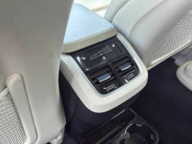 Білий Вольво ХС90, об'ємом двигуна 2 л та пробігом 47 тис. км за 18900 $, фото 10 на Automoto.ua