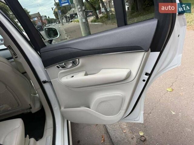 Белый Вольво ХС90, объемом двигателя 1.97 л и пробегом 125 тыс. км за 30000 $, фото 4 на Automoto.ua