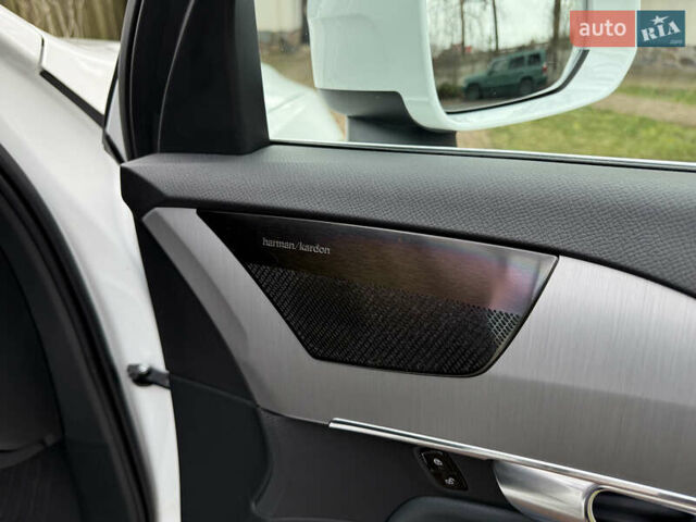 Белый Вольво ХС90, объемом двигателя 2 л и пробегом 145 тыс. км за 38400 $, фото 159 на Automoto.ua