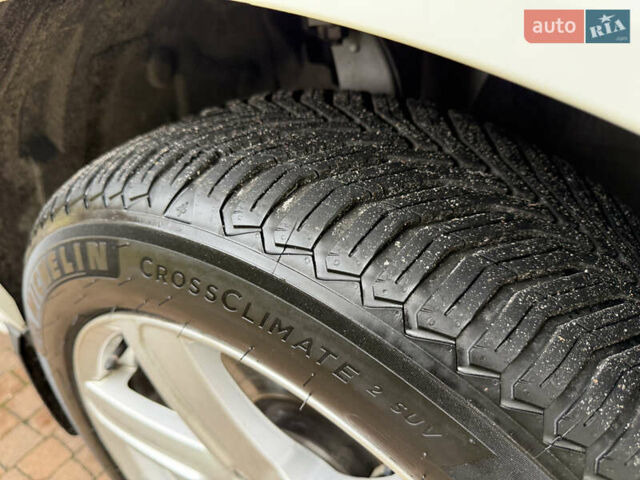 Белый Вольво ХС90, объемом двигателя 2 л и пробегом 145 тыс. км за 38400 $, фото 171 на Automoto.ua