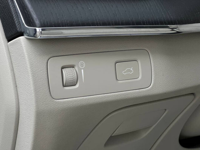 Белый Вольво ХС90, объемом двигателя 2 л и пробегом 68 тыс. км за 40900 $, фото 12 на Automoto.ua