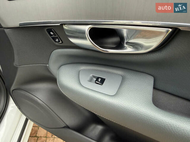 Белый Вольво ХС90, объемом двигателя 2 л и пробегом 145 тыс. км за 38400 $, фото 160 на Automoto.ua