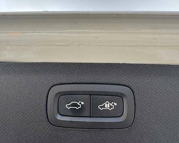 Белый Вольво ХС90, объемом двигателя 1.97 л и пробегом 33 тыс. км за 39000 $, фото 18 на Automoto.ua