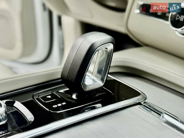 Белый Вольво ХС90, объемом двигателя 1.97 л и пробегом 9 тыс. км за 53999 $, фото 99 на Automoto.ua