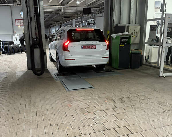 Белый Вольво ХС90, объемом двигателя 1.97 л и пробегом 9 тыс. км за 59999 $, фото 2 на Automoto.ua