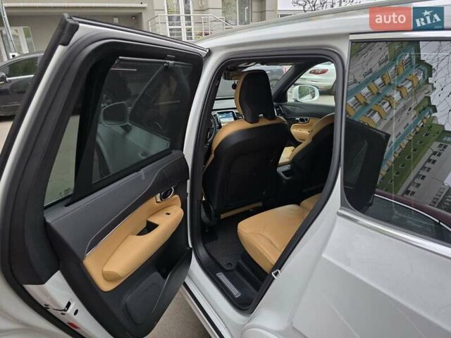 Білий Вольво ХС90, об'ємом двигуна 1.97 л та пробігом 15 тис. км за 61900 $, фото 11 на Automoto.ua