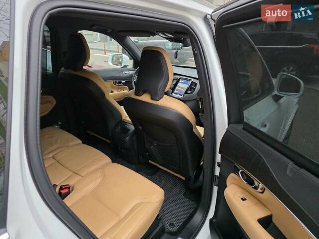 Білий Вольво ХС90, об'ємом двигуна 1.97 л та пробігом 15 тис. км за 61900 $, фото 7 на Automoto.ua