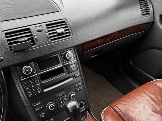 Чорний Вольво ХС90, об'ємом двигуна 2.4 л та пробігом 250 тис. км за 17000 $, фото 4 на Automoto.ua