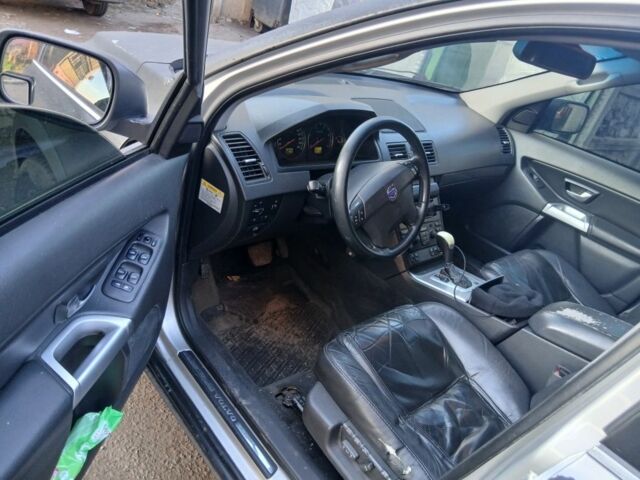 Черный Вольво ХС90, объемом двигателя 2.5 л и пробегом 200 тыс. км за 4800 $, фото 4 на Automoto.ua