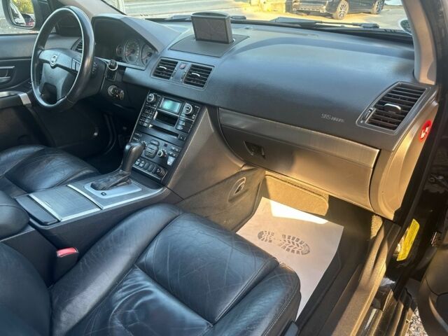 Черный Вольво ХС90, объемом двигателя 2.4 л и пробегом 185 тыс. км за 3258 $, фото 7 на Automoto.ua