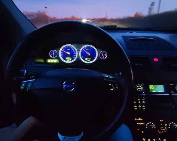 Черный Вольво ХС90, объемом двигателя 2.4 л и пробегом 305 тыс. км за 18000 $, фото 10 на Automoto.ua
