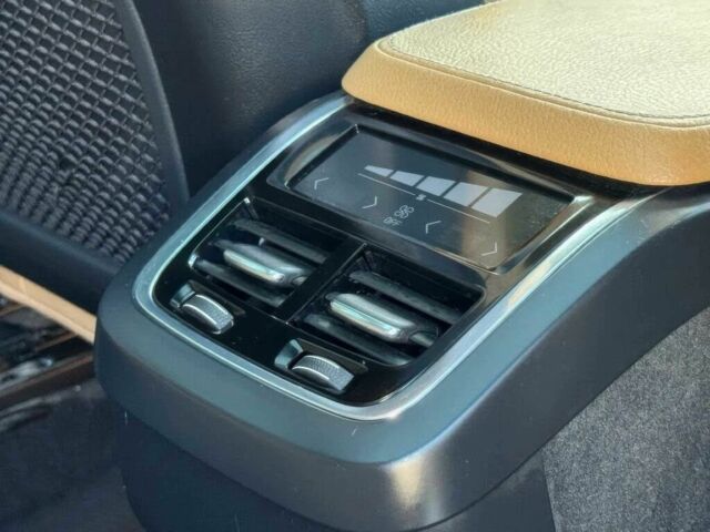 Чорний Вольво ХС90, об'ємом двигуна 2 л та пробігом 70 тис. км за 11000 $, фото 10 на Automoto.ua