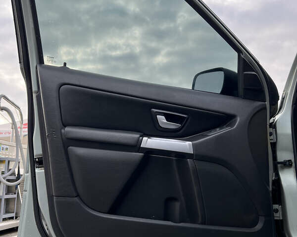 Серый Вольво ХС90, объемом двигателя 2.4 л и пробегом 250 тыс. км за 4200 $, фото 7 на Automoto.ua