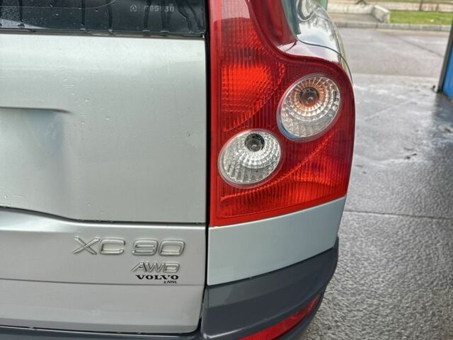 Серый Вольво ХС90, объемом двигателя 2.4 л и пробегом 351 тыс. км за 5100 $, фото 4 на Automoto.ua