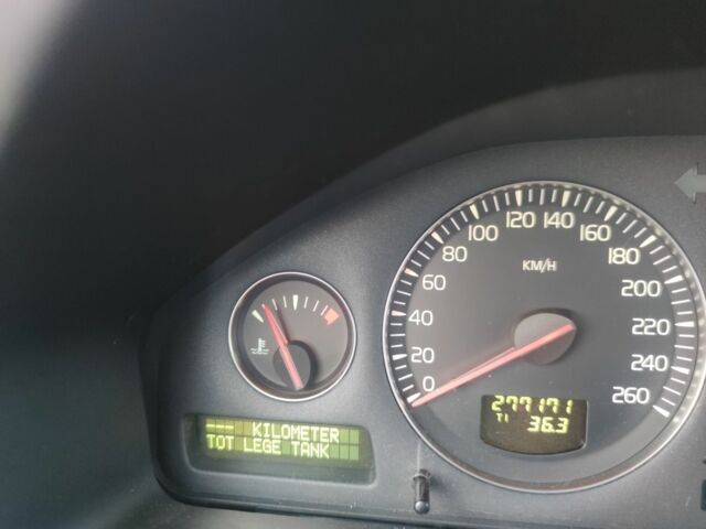 Серый Вольво ХС90, объемом двигателя 2.4 л и пробегом 275 тыс. км за 4200 $, фото 15 на Automoto.ua