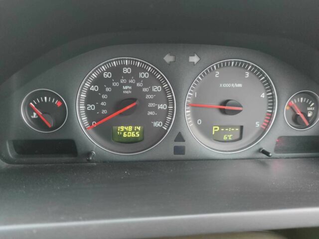 Серый Вольво ХС90, объемом двигателя 2.4 л и пробегом 195 тыс. км за 3800 $, фото 19 на Automoto.ua