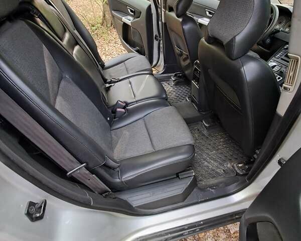 Серый Вольво ХС90, объемом двигателя 2.4 л и пробегом 320 тыс. км за 9400 $, фото 7 на Automoto.ua