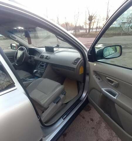 Серый Вольво ХС90, объемом двигателя 2.4 л и пробегом 417 тыс. км за 11000 $, фото 4 на Automoto.ua