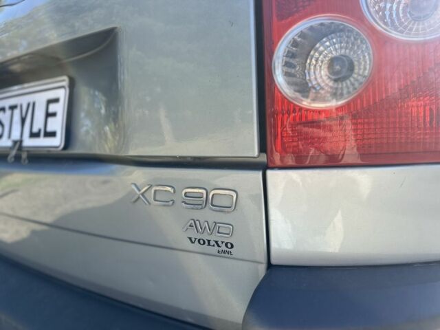 Серый Вольво ХС90, объемом двигателя 2.4 л и пробегом 350 тыс. км за 4800 $, фото 4 на Automoto.ua