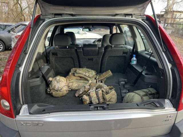 Серый Вольво ХС90, объемом двигателя 2.4 л и пробегом 210 тыс. км за 5500 $, фото 3 на Automoto.ua