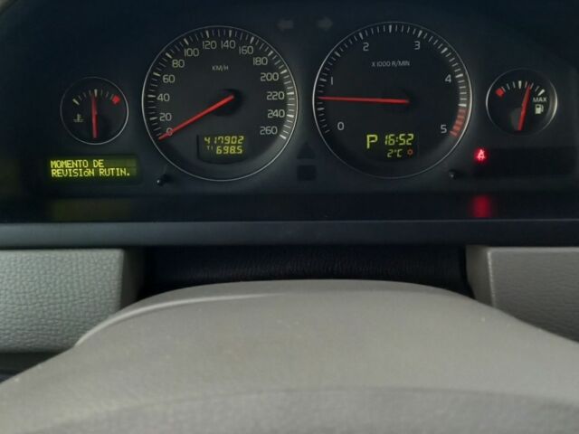 Серый Вольво ХС90, объемом двигателя 2.4 л и пробегом 417 тыс. км за 10500 $, фото 9 на Automoto.ua