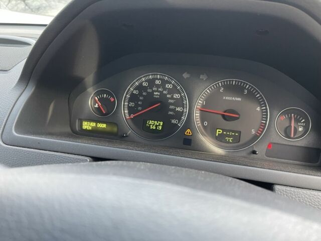 Серый Вольво ХС90, объемом двигателя 2.4 л и пробегом 210 тыс. км за 5500 $, фото 7 на Automoto.ua