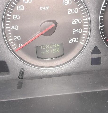 Серый Вольво ХС90, объемом двигателя 2.4 л и пробегом 200 тыс. км за 6062 $, фото 7 на Automoto.ua