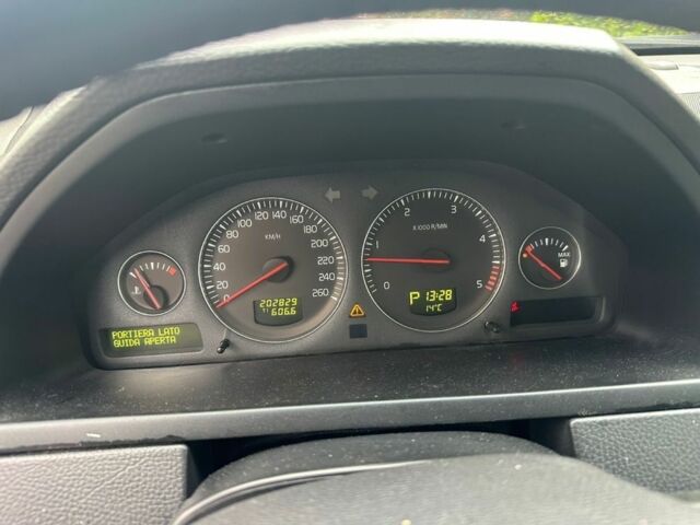 Сірий Вольво ХС90, об'ємом двигуна 2.4 л та пробігом 200 тис. км за 4667 $, фото 7 на Automoto.ua