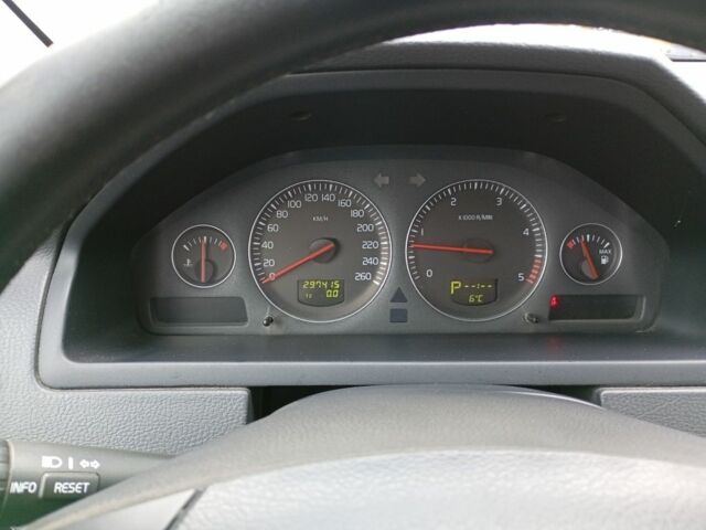 Серый Вольво ХС90, объемом двигателя 2.4 л и пробегом 297 тыс. км за 7500 $, фото 4 на Automoto.ua