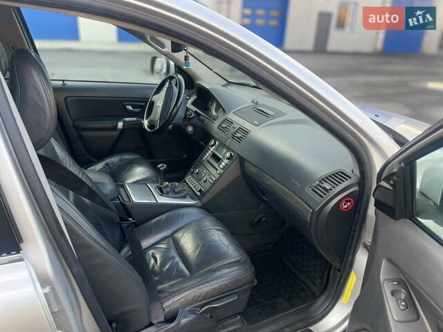 Серый Вольво ХС90, объемом двигателя 2.4 л и пробегом 343 тыс. км за 10500 $, фото 15 на Automoto.ua