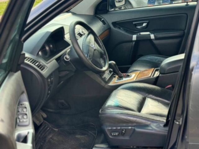 Серый Вольво ХС90, объемом двигателя 2.4 л и пробегом 350 тыс. км за 6500 $, фото 7 на Automoto.ua