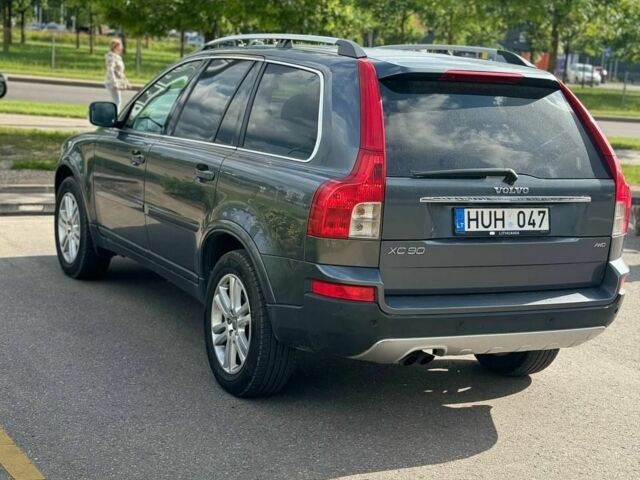 Серый Вольво ХС90, объемом двигателя 2.4 л и пробегом 350 тыс. км за 6500 $, фото 1 на Automoto.ua