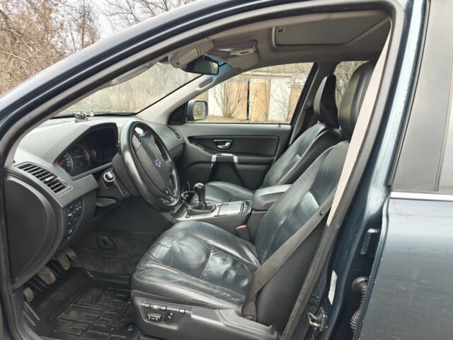 Серый Вольво ХС90, объемом двигателя 2.4 л и пробегом 446 тыс. км за 7000 $, фото 4 на Automoto.ua